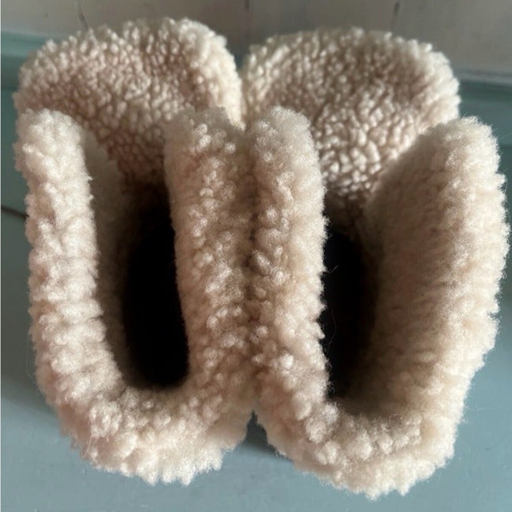 UGG Cream Shearling Lined Interior with Branded T… - image 7